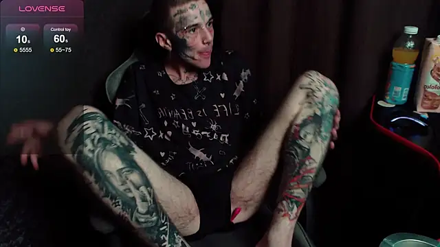 Snapshot of lonelycrystal chatting on 10-30-25, 10:39 lonelycrystal online show from 10-30-25, 10:39