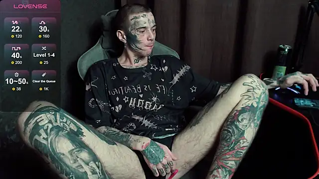 Snapshot of lonelycrystal chatting on 10-31-25, 11:51 lonelycrystal online show from 10-31-25, 11:51