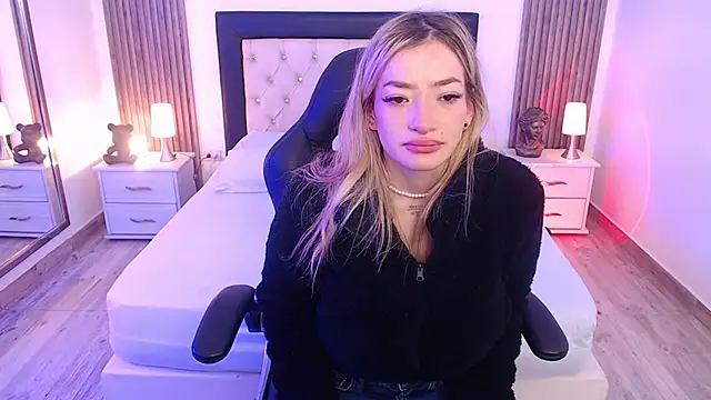 Snapshot of zoe_jones13 chatting on 10-11-25, 03:18 zoe jones13 online show from 10-11-25, 03:18