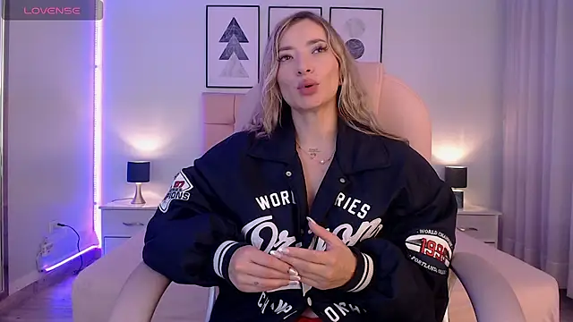 Snapshot of zoe_jones13 chatting on 03-19-25, 10:00 zoe jones13 online show from 03-19-25, 10:00