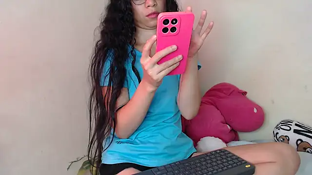 Snapshot of Gianna_cute_ chatting on 10-06-25, 12:34 Gianna cute online show from 10-06-25, 12:34