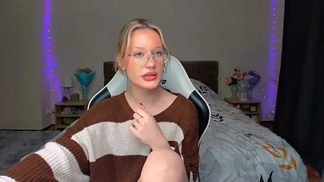 Snapshot of DearLia chatting on 09-20-25, 08:03 DearLia online show from 09-20-25, 08:03