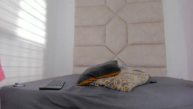 Hanna lens online show from 11-23-25, 03:11