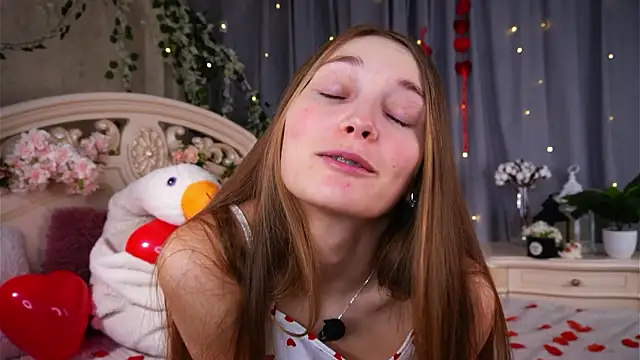 Snapshot of MonaEldon chatting on 02-14-26, 02:12 MonaEldon online show from 02-14-26, 02:12