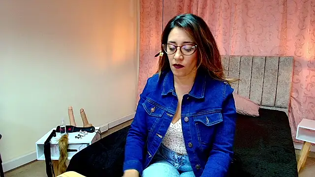 Snapshot of VioletaScott_ chatting on 03-21-25, 01:45 VioletaScott online show from 03-21-25, 01:45