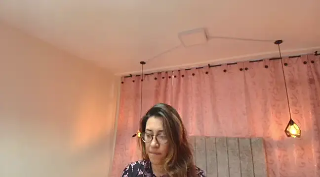 Snapshot of VioletaScott_ chatting on 02-21-25, 01:00 VioletaScott online show from 02-21-25, 01:00