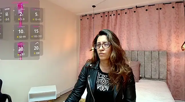 Snapshot of VioletaScott_ chatting on 02-25-25, 01:00 VioletaScott online show from 02-25-25, 01:00