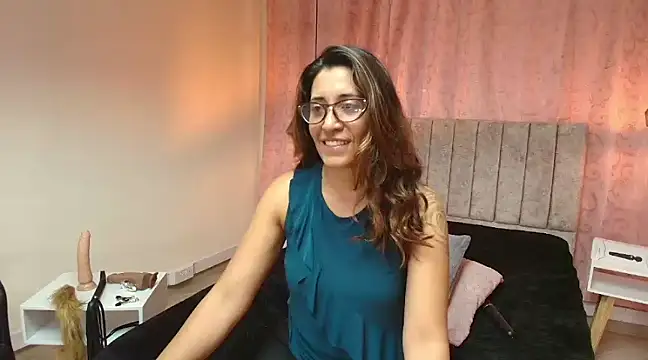 Snapshot of VioletaScott_ chatting on 02-17-25, 07:01 VioletaScott online show from 02-17-25, 07:01