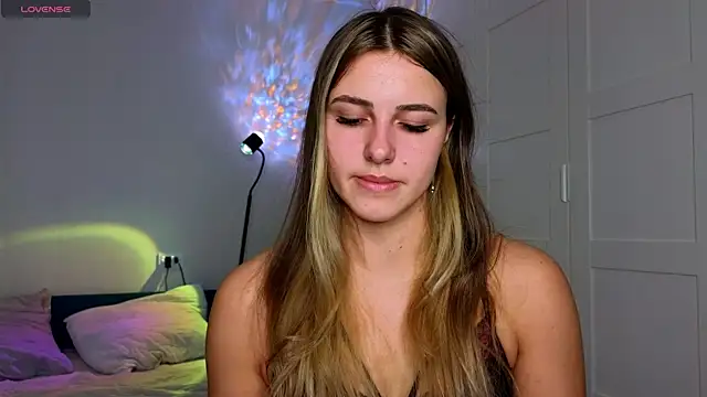 Snapshot of sophia_euphoriaa chatting on 10-15-25, 06:33 sophia euphoriaa online show from 10-15-25, 06:33