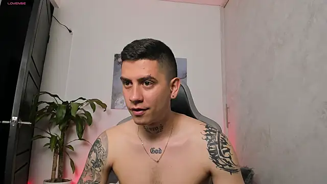 Yeiko Romero  online show from 12-18-25, 03:49