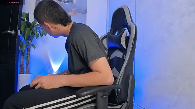 Yeiko Romero  online show from 12-22-25, 05:13