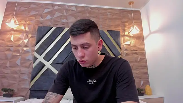 Yeiko Romero  online show from 03-18-25, 05:33