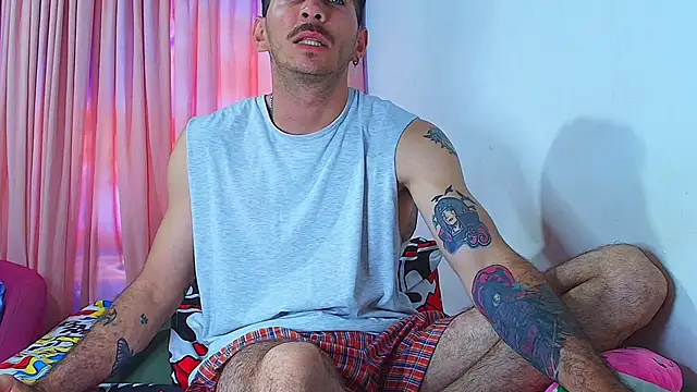 Snapshot of Thomass00 chatting on 02-25-25, 04:04 Thomass00 online show from 02-25-25, 04:04