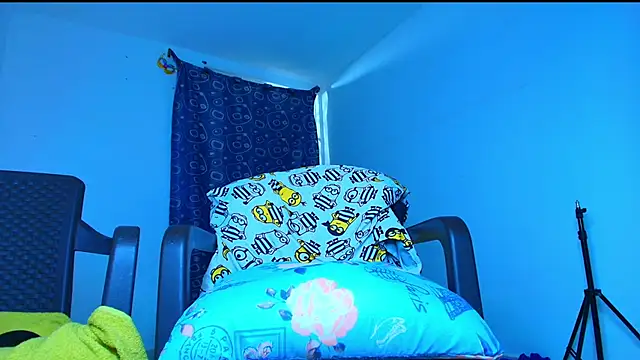 Snapshot of Thomass00 chatting on 02-19-26, 05:04 Thomass00 online show from 02-19-26, 05:04