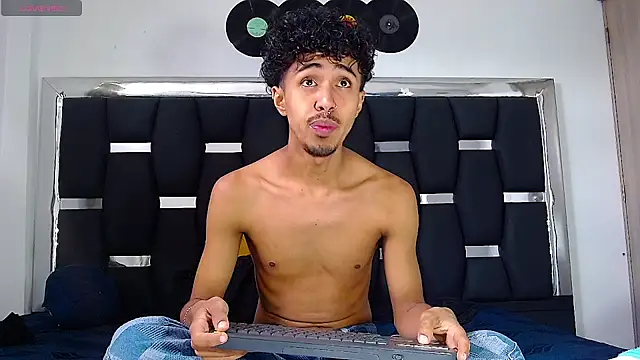 Snapshot of RyanRizzo chatting on 02-14-25, 02:54 RyanRizzo online show from 02-14-25, 02:54