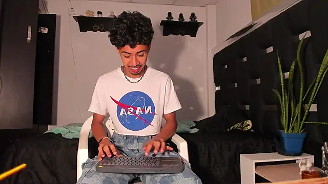 Snapshot of RyanRizzo chatting on 03-19-25, 12:15 RyanRizzo online show from 03-19-25, 12:15