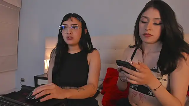 Snapshot of Zowi_Hottiee chatting on 12-31-24, 03:23 Zowi Hottiee online show from 12-31-24, 03:23