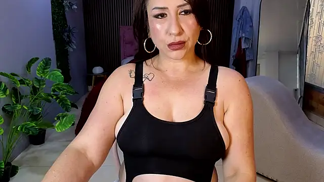 Snapshot of camil_milfdream chatting on 07-10-26, 11:32 camil milfdream online show from 07-10-26, 11:32
