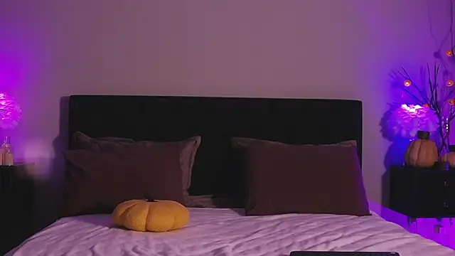 Denise Garciia online show from 11-28-25, 01:33