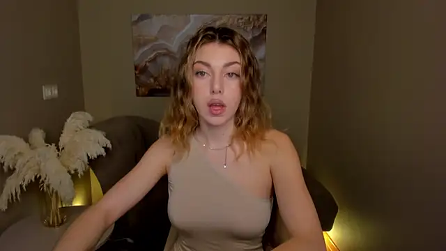 Snapshot of MollyMeltorr chatting on 10-11-25, 01:06 MollyMeltorr online show from 10-11-25, 01:06