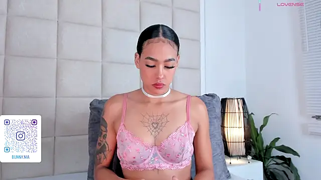 Nia Bunny online show from 10-01-25, 01:37