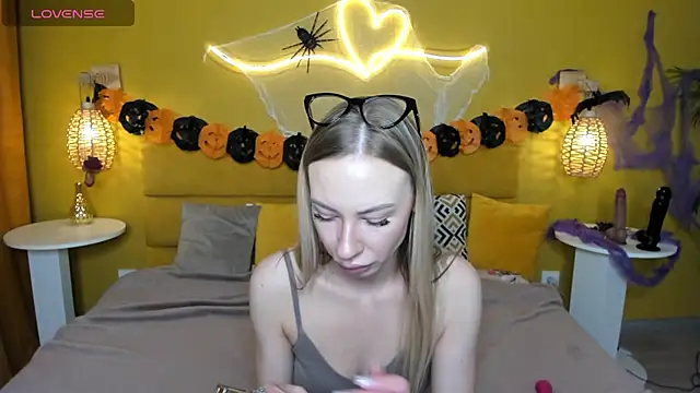 Diana Garrett online show from 10-29-25, 01:26