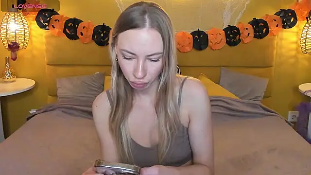 Diana Garrett online show from 10-31-25, 01:35