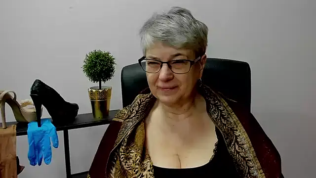 Snapshot of IrisDream chatting on 02-17-25, 07:15 IrisDream online show from 02-17-25, 07:15