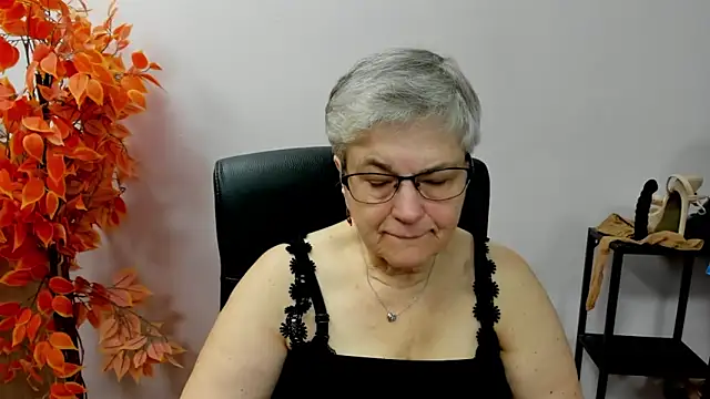 Snapshot of IrisDream chatting on 10-15-25, 06:33 IrisDream online show from 10-15-25, 06:33