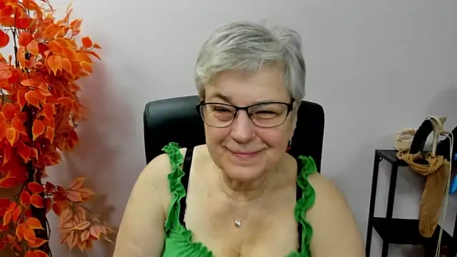 Snapshot of IrisDream chatting on 10-17-25, 06:50 IrisDream online show from 10-17-25, 06:50