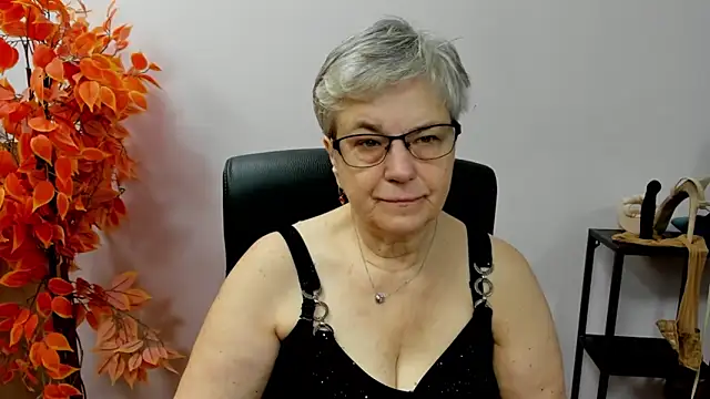 Snapshot of IrisDream chatting on 10-16-25, 06:21 IrisDream online show from 10-16-25, 06:21