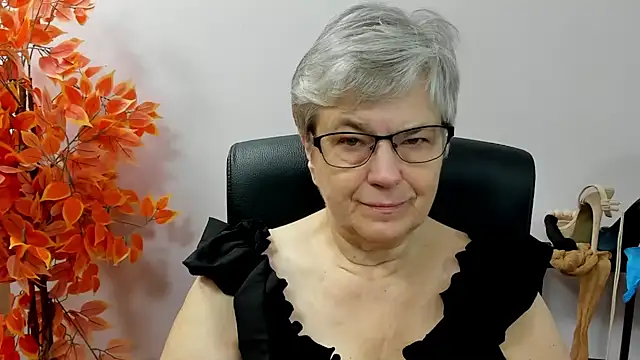 Snapshot of IrisDream chatting on 09-17-25, 06:15 IrisDream online show from 09-17-25, 06:15