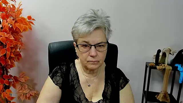 Snapshot of IrisDream chatting on 10-06-25, 06:25 IrisDream online show from 10-06-25, 06:25