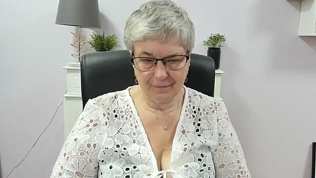 Snapshot of IrisDream chatting on 07-15-26, 06:09 IrisDream online show from 07-15-26, 06:09