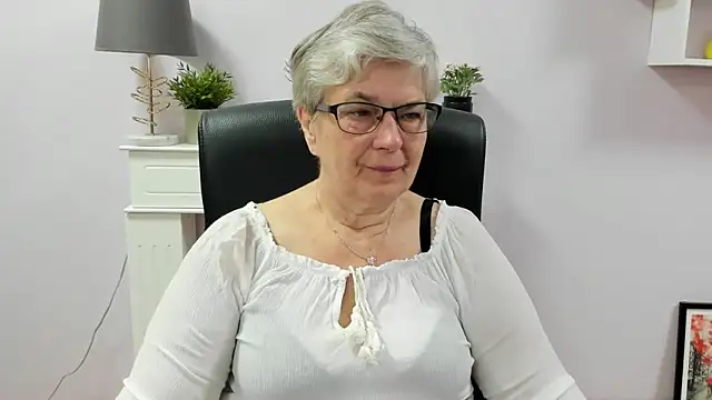 Snapshot of IrisDream chatting on 06-18-26, 06:12 IrisDream online show from 06-18-26, 06:12