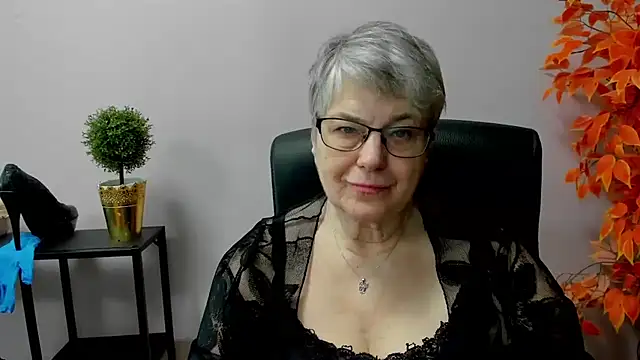 Snapshot of IrisDream chatting on 03-10-25, 10:50 IrisDream online show from 03-10-25, 10:50