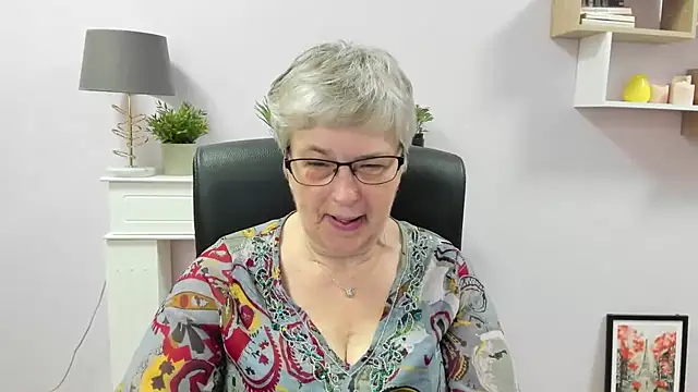 Snapshot of IrisDream chatting on 06-22-26, 06:10 IrisDream online show from 06-22-26, 06:10