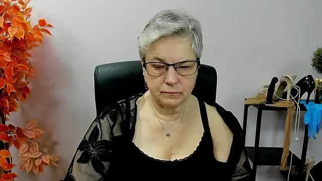 Snapshot of IrisDream chatting on 10-27-25, 07:20 IrisDream online show from 10-27-25, 07:20