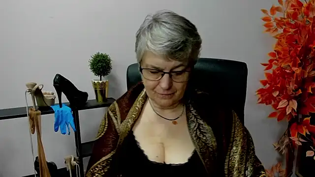 Snapshot of IrisDream chatting on 02-13-25, 10:34 IrisDream online show from 02-13-25, 10:34