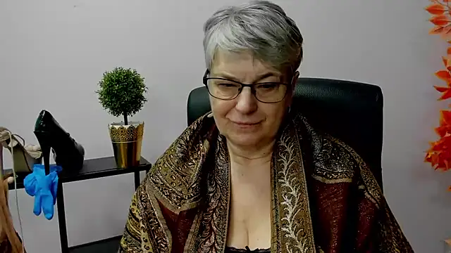 Snapshot of IrisDream chatting on 02-18-25, 10:49 IrisDream online show from 02-18-25, 10:49