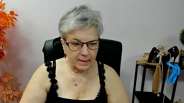 Snapshot of IrisDream chatting on 10-08-25, 06:15 IrisDream online show from 10-08-25, 06:15