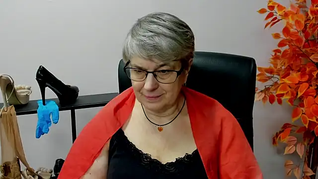 Snapshot of IrisDream chatting on 02-04-25, 10:54 IrisDream online show from 02-04-25, 10:54