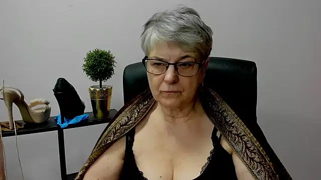 Snapshot of IrisDream chatting on 02-17-25, 01:55 IrisDream online show from 02-17-25, 01:55