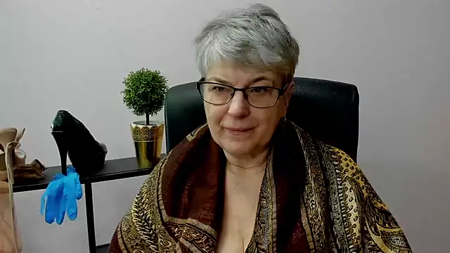 Snapshot of IrisDream chatting on 02-17-25, 10:51 IrisDream online show from 02-17-25, 10:51