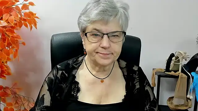 Snapshot of IrisDream chatting on 09-25-25, 06:19 IrisDream online show from 09-25-25, 06:19