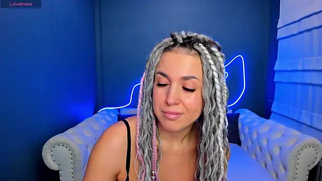 Snapshot of rock_n_roxy chatting on 02-13-26, 01:27 rock n roxy online show from 02-13-26, 01:27