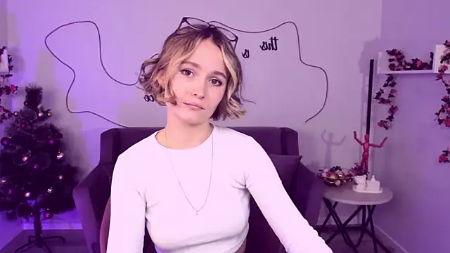 Snapshot of BritnieCute chatting on 12-10-24, 08:30 BritnieCute online show from 12-10-24, 08:30