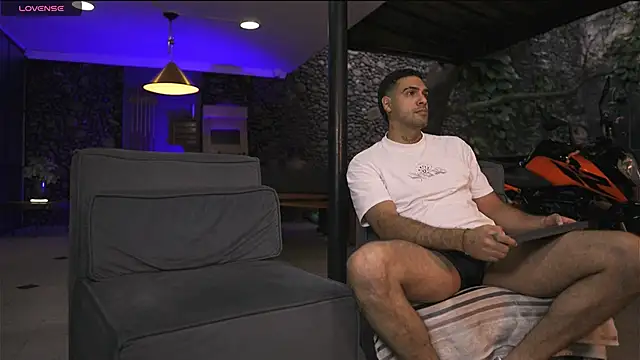 LeoSalvatore  online show from 11-08-25, 09:18