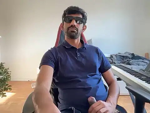Snapshot of dominanthubby chatting on 04-25-26, 04:37 dominanthubby online show from 04-25-26, 04:37