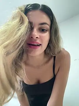 cuteluci  online show from 05-20-26, 10:45